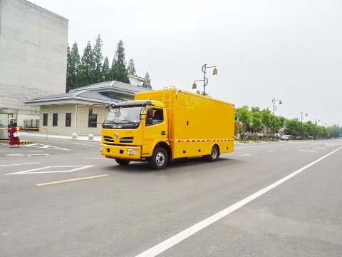 東風(fēng)多利卡50-100KW移動(dòng)電源車(chē)